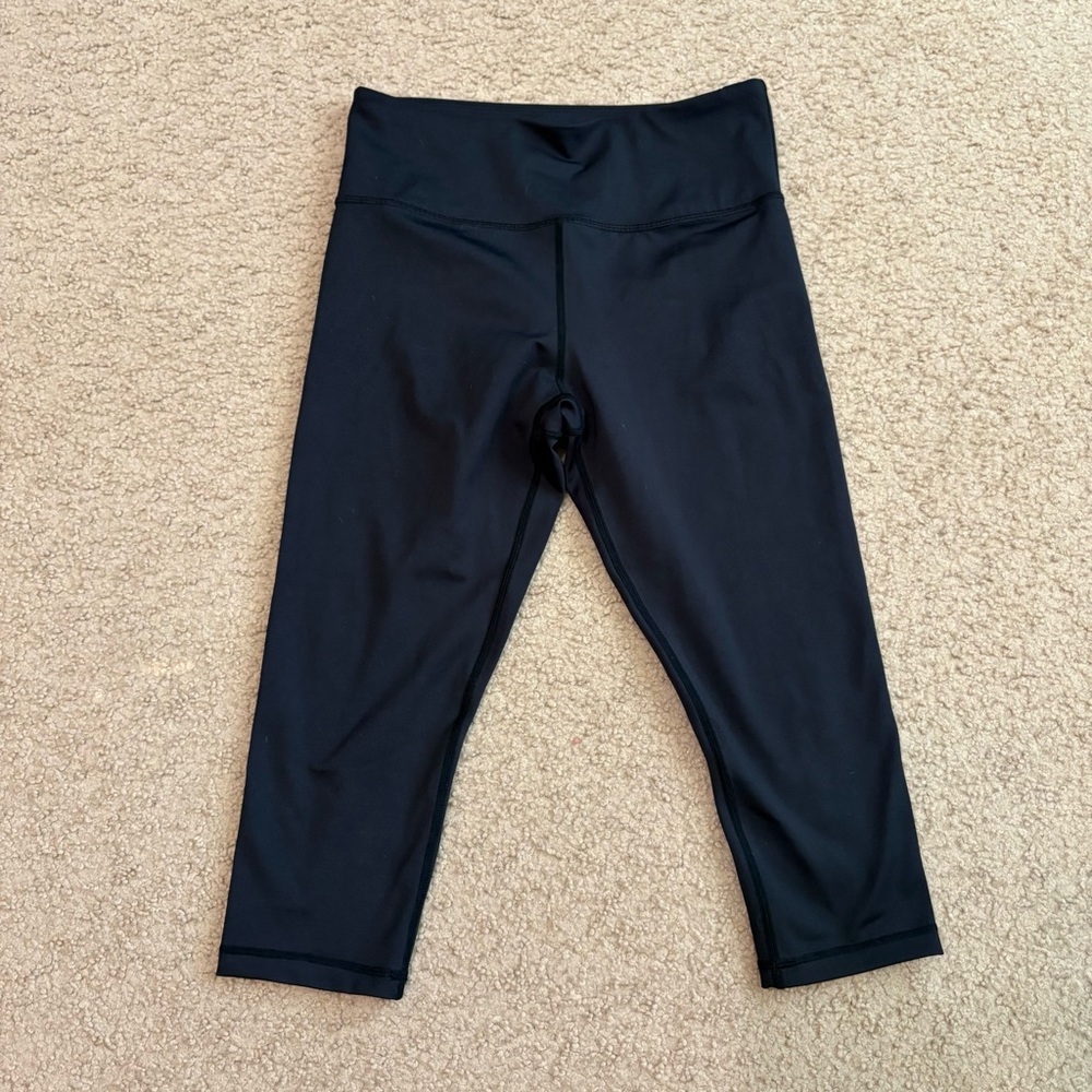ZYIA Black Light & Tight Capri Leggings